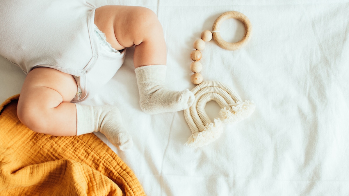 bambino sdraiato con un giocattolo