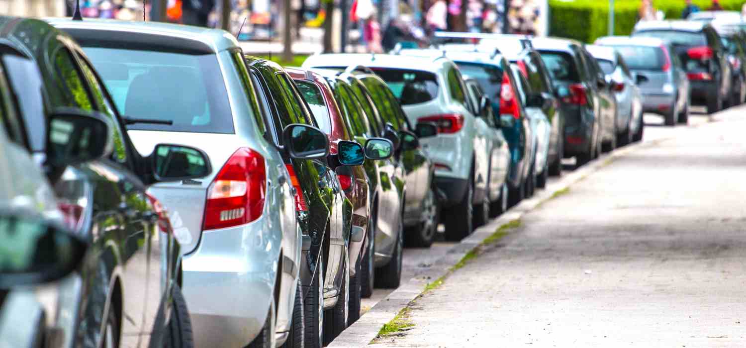 macchine parcheggiate in fila a bordo di un marciapiede