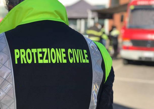 persona con giubbotto della protezione civile