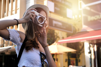 ragazza con macchina fotografica