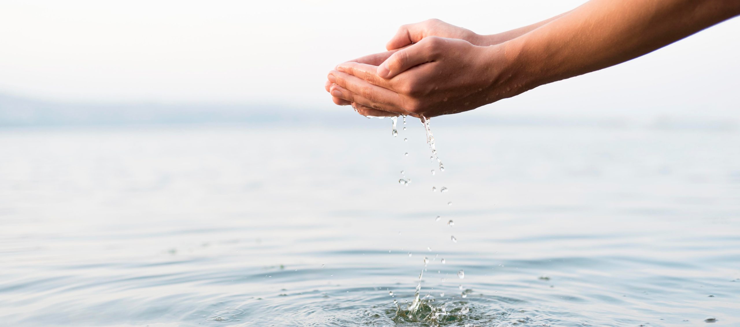 persona che prende l'acqua con le mani da male