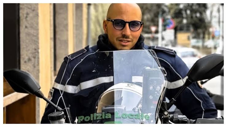 Agente Francesco Imprezzabile in uniforme della Polizia Locale su una motocicletta di servizio.